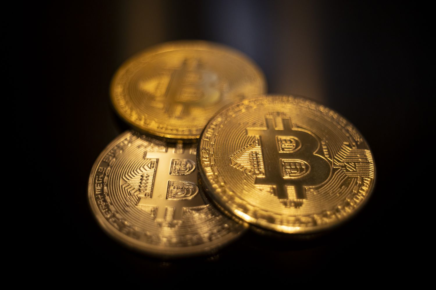 Spot Bitcoin ETFs Posted Record One-Day Outflows Yesterday Amid Bitcoin Price Volatility